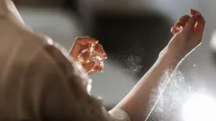 Så bevarar du parfymdoften på huden från morgon till kväll: Hemligheterna från de bästa parfymörerna