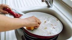 Varför du inte bör diska stekpannan direkt efter frukosten: regeln som förlänger pannans livslängd