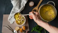 Varför du alltid bör koka soppa utan lock: Chefskocken avslöjar den verkliga anledningen