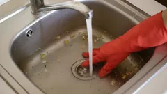 Bara en tablett och hett vatten – stoppet försvinner av sig själv: enkelt husmorsknep