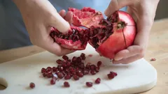 Så skalar du ett granatäpple på 10 sekunder utan att spilla saft: en metod som trotsar fysikens lagar