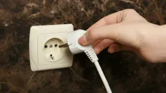 Lämna aldrig den här hushållsapparaten inkopplad i eluttaget – så här kan det gå