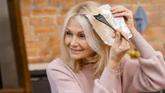 Hårfärgning efter 60: Hemligheterna bakom nyanser som föryngrar istället för att åldra