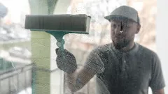 Det mest effektiva sättet att tvätta fönster utan ränder: du behöver bara en ingrediens