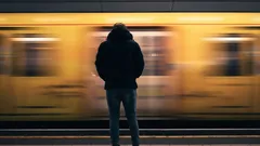 Att titta ner när du går: Vad det säger om din personlighet, förklarat av psykologer