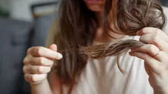 Håret blir fett på en dag och topparna går av: Experter förklarar hur ofta du bör tvätta håret