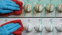 Inga fettfläckar kvar på spisens handtag: proffsens städhemlighet