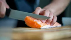 Varför doppa kniven i kokande vatten innan du skivar fisk: Japansk metod för perfekt filé